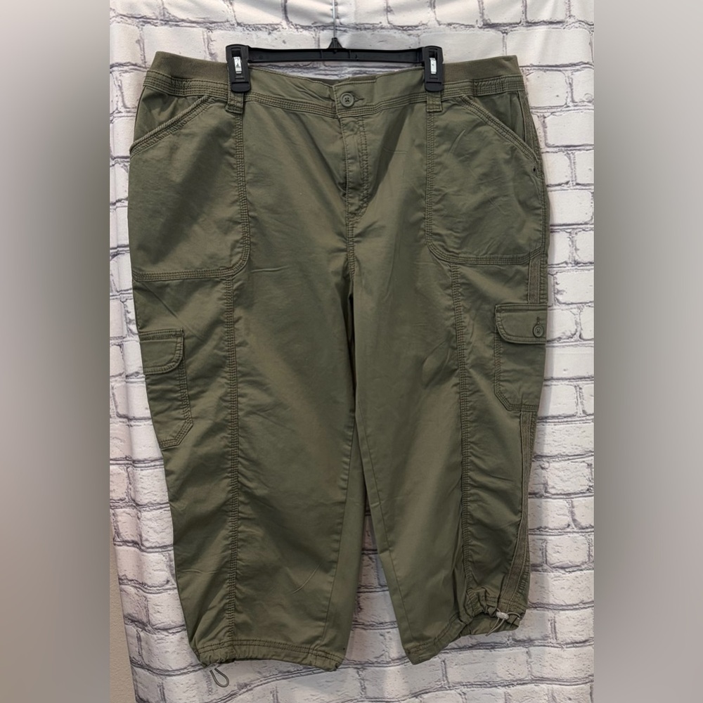 Macy’s Style &Co Size:22W Olive Green Capri Straight Comfort Waist Mid Rise